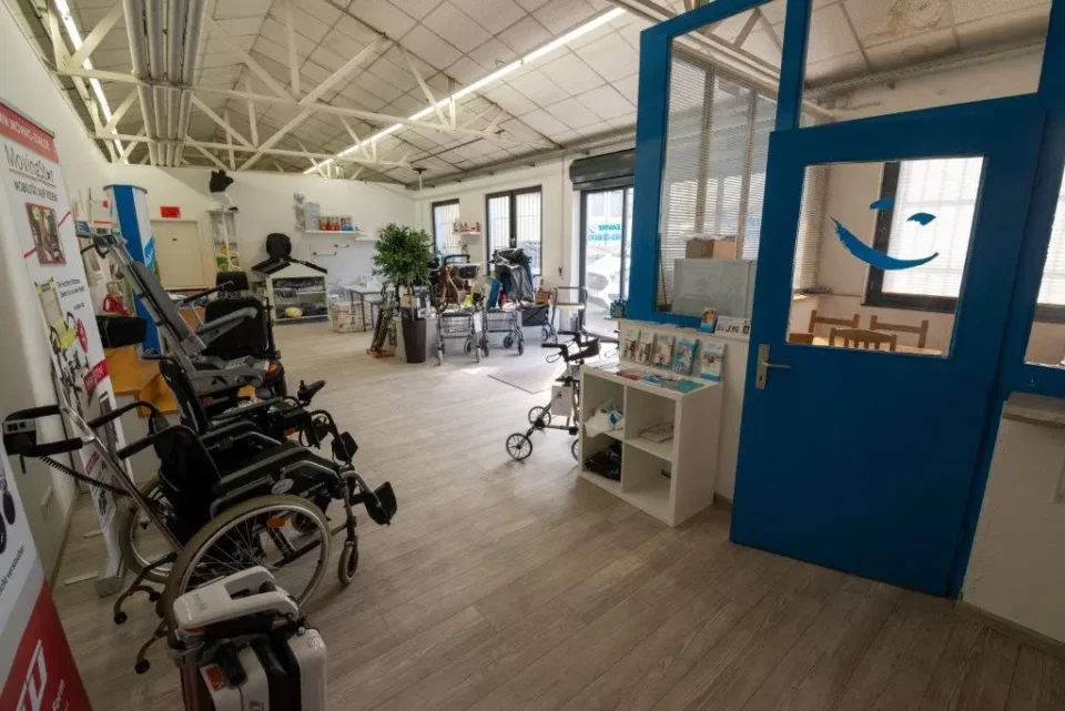 Weitere Ansicht des Ausstellungsraums von Santec in Neu-Isenburg mit Hilfsmitteln, Rollstühlen und Pflegeprodukten.