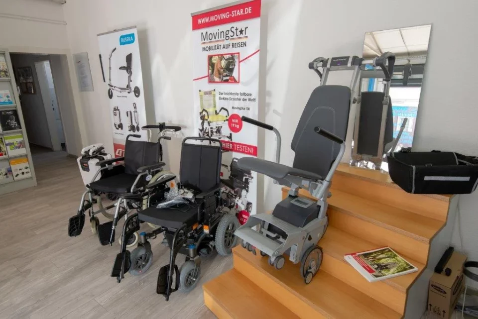 Ausstellungsraum mit Rollstühlen, Elektromobilen und Treppensteiger bei Santec.