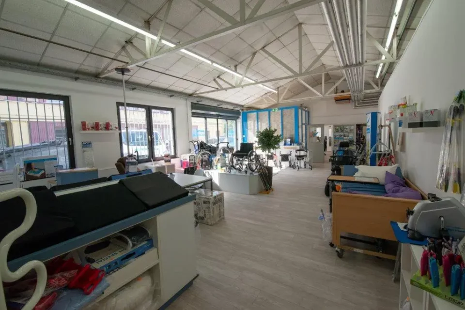 Ausstellungsraum von Santec in Neu-Isenburg mit Hilfsmitteln, Rollstühlen und Pflegeprodukten.