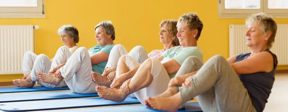 Fünf ältere Frauen beim Pilates