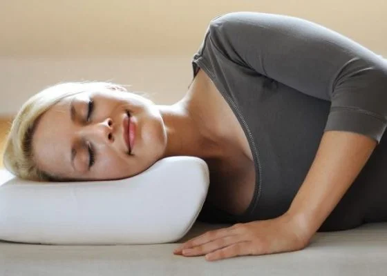 Frau schläft entspannt auf einem Sissel Nackenkissen Classic