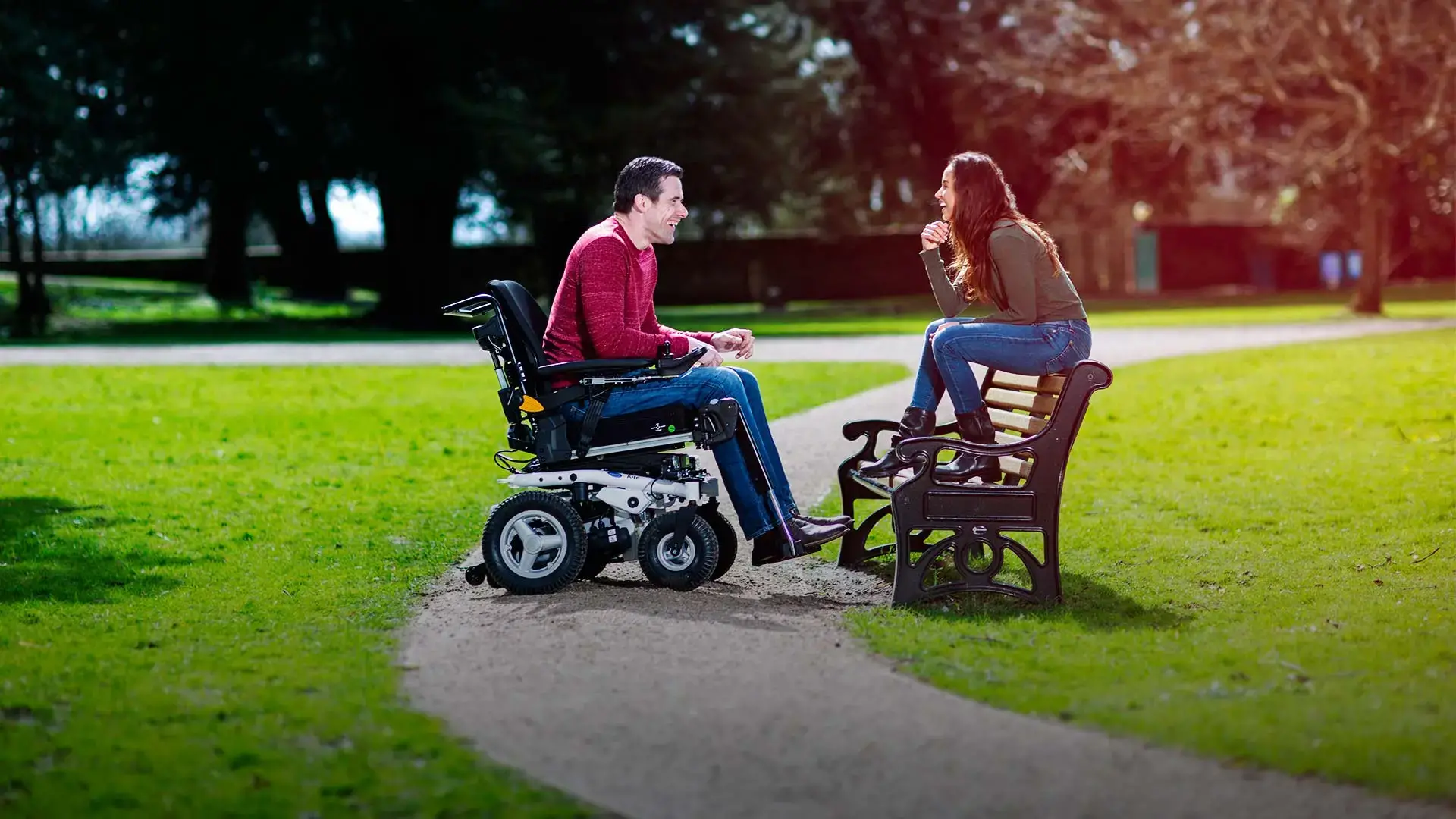 Mann im Rollstuhl mit Frau im Park